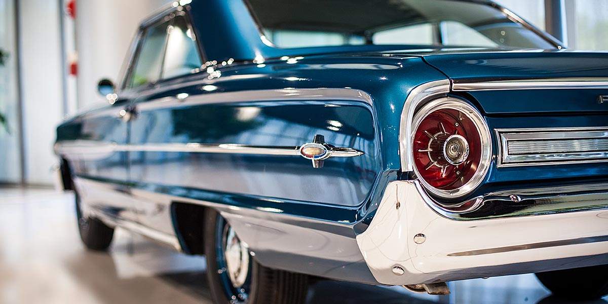 schön restaurierter Oldtimer mit blauem Lack